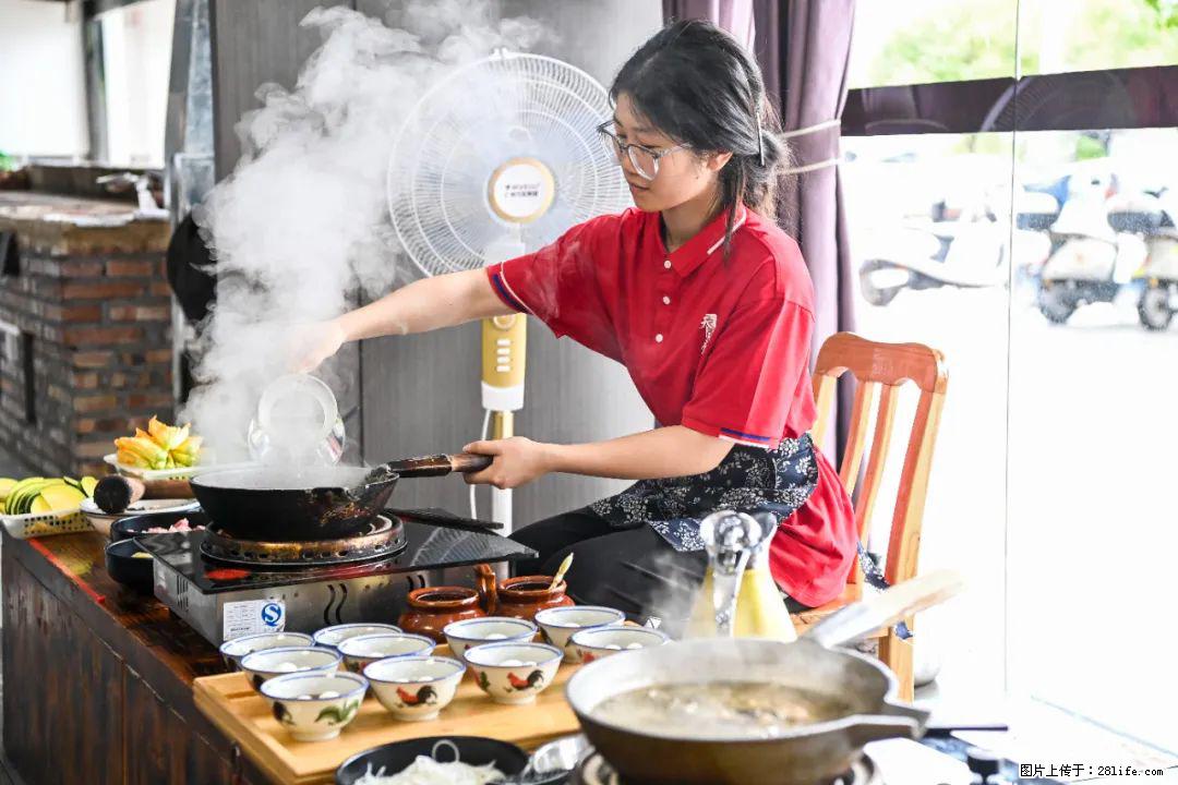 全网追的“扁担女孩”，找了一份暑假工，时薪12元 - 遂宁生活资讯 - 遂宁28生活网 suining.28life.net